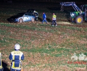 PKW schleudert von der Autobahn überschlägt sich im Acker Fahrer und Kind verletzt - Abschleppwagenfahrer wohl der Held des Tages