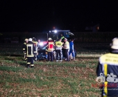 PKW schleudert von der Autobahn überschlägt sich im Acker Fahrer und Kind verletzt - Abschleppwagenfahrer wohl der Held des Tages