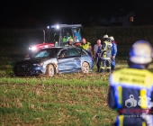 PKW schleudert von der Autobahn überschlägt sich im Acker Fahrer und Kind verletzt - Abschleppwagenfahrer wohl der Held des Tages