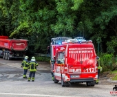 LKW bei Abladen mehrmals gekippt Feuerwehr rettet Fahrer