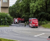 LKW bei Abladen mehrmals gekippt Feuerwehr rettet Fahrer