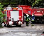 LKW bei Abladen mehrmals gekippt Feuerwehr rettet Fahrer