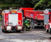 LKW bei Abladen mehrmals gekippt Feuerwehr rettet Fahrer