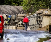LKW bei Abladen mehrmals gekippt Feuerwehr rettet Fahrer