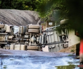 LKW bei Abladen mehrmals gekippt Feuerwehr rettet Fahrer