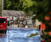 LKW bei Abladen mehrmals gekippt Feuerwehr rettet Fahrer