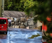 LKW bei Abladen mehrmals gekippt Feuerwehr rettet Fahrer