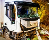Mehrere PKW krachen in LKW - eingeklemmte und schwerverletzte Personen