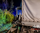 Mehrere PKW krachen in LKW - eingeklemmte und schwerverletzte Personen