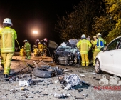 Mehrere PKW krachen in LKW - eingeklemmte und schwerverletzte Personen