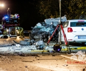Mehrere PKW krachen in LKW - eingeklemmte und schwerverletzte Personen