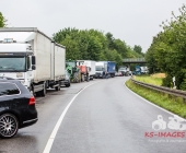 Tödlicher Unfall auf der B10 - Pkw und Lkw fingen Feuer - PKW Fahrer eingeklemmt verstarb