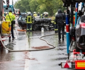 Tödlicher Unfall auf der B10 - Pkw und Lkw fingen Feuer - PKW Fahrer eingeklemmt verstarb