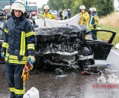 Tödlicher Unfall auf der B10 - Pkw und Lkw fingen Feuer - PKW Fahrer eingeklemmt verstarb