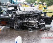Tödlicher Unfall auf der B10 - Pkw und Lkw fingen Feuer - PKW Fahrer eingeklemmt verstarb