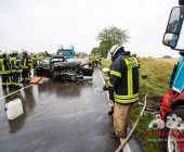 Tödlicher Unfall auf der B10 - Pkw und Lkw fingen Feuer - PKW Fahrer eingeklemmt verstarb