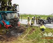 Tödlicher Unfall auf der B10 - Pkw und Lkw fingen Feuer - PKW Fahrer eingeklemmt verstarb