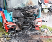 Tödlicher Unfall auf der B10 - Pkw und Lkw fingen Feuer - PKW Fahrer eingeklemmt verstarb