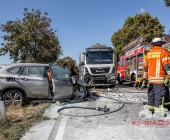 Ein Toter nach Frontalkollision mit LKW - PKW fängt Feuer