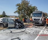 Ein Toter nach Frontalkollision mit LKW - PKW fängt Feuer