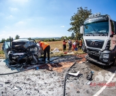 Ein Toter nach Frontalkollision mit LKW - PKW fängt Feuer
