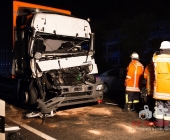 Schwerer Unfall auf der B10 Brummi kracht auf LKW Anhänger und wird im Führerhaus eingeklemmt