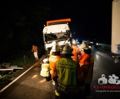 Schwerer Unfall auf der B10 Brummi kracht auf LKW Anhänger und wird im Führerhaus eingeklemmt