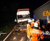 Schwerer Unfall auf der B10 Brummi kracht auf LKW Anhänger und wird im Führerhaus eingeklemmt