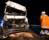 Schwerer Unfall auf der B10 Brummi kracht auf LKW Anhänger und wird im Führerhaus eingeklemmt