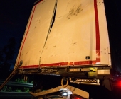 Schwerer Unfall auf der B10 Brummi kracht auf LKW Anhänger und wird im Führerhaus eingeklemmt