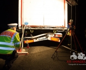 Schwerer Unfall auf der B10 Brummi kracht auf LKW Anhänger und wird im Führerhaus eingeklemmt