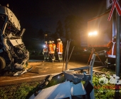 Schwerer Unfall auf der B10 Brummi kracht auf LKW Anhänger und wird im Führerhaus eingeklemmt
