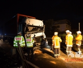Schwerer Unfall auf der B10 Brummi kracht auf LKW Anhänger und wird im Führerhaus eingeklemmt