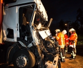 Schwerer Unfall auf der B10 Brummi kracht auf LKW Anhänger und wird im Führerhaus eingeklemmt