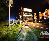 Schwerer Unfall auf der B10 Brummi kracht auf LKW Anhänger und wird im Führerhaus eingeklemmt