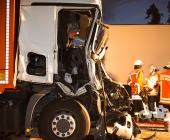 Schwerer Unfall auf der B10 Brummi kracht auf LKW Anhänger und wird im Führerhaus eingeklemmt