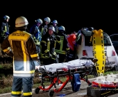 Bei Überholvorgang Frontalkollision - Verursacher leicht verletzt - weiterer PKW mit 2 eingeklemmten