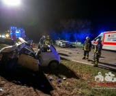 Bei Überholvorgang Frontalkollision - Verursacher leicht verletzt - weiterer PKW mit 2 eingeklemmten