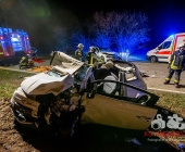 Bei Überholvorgang Frontalkollision - Verursacher leicht verletzt - weiterer PKW mit 2 eingeklemmten