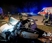 Bei Überholvorgang Frontalkollision - Verursacher leicht verletzt - weiterer PKW mit 2 eingeklemmten