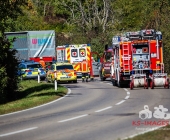 LKW und PKW kollidieren auf Kreisstraße frontal - Notarzt versorgt Verletzte