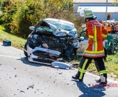 LKW und PKW kollidieren auf Kreisstraße frontal - Notarzt versorgt Verletzte