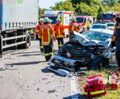 LKW und PKW kollidieren auf Kreisstraße frontal - Notarzt versorgt Verletzte