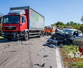 LKW und PKW kollidieren auf Kreisstraße frontal - Notarzt versorgt Verletzte