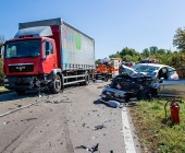 LKW und PKW kollidieren auf Kreisstraße frontal - Notarzt versorgt Verletzte