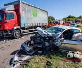 LKW und PKW kollidieren auf Kreisstraße frontal - Notarzt versorgt Verletzte