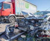 LKW und PKW kollidieren auf Kreisstraße frontal - Notarzt versorgt Verletzte