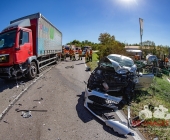 LKW und PKW kollidieren auf Kreisstraße frontal - Notarzt versorgt Verletzte