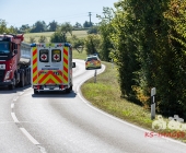 LKW und PKW kollidieren auf Kreisstraße frontal - Notarzt versorgt Verletzte