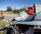 LKW und PKW kollidieren auf Kreisstraße frontal - Notarzt versorgt Verletzte